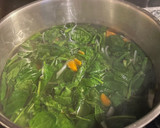 A picture of step 4 of Spinach Clear Soup.
