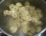 Foto del paso 1 de la receta Tortellinis rellenos con salsa de tomate, nata y bacon