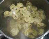 Foto del paso 1 de la receta: Tortellinis rellenos con salsa de tomate, nata y bacon