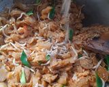 Foto langkah ke 5 dari resep Kwetiau goreng.