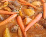 Foto del paso 13 de la receta: Albóndigas y butifarra con chipirones, patatas y zanahorias baby