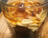 Foto del paso 2 de la receta: Alcachofas confitadas rellenas de setas, pasas y piñones