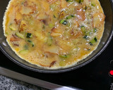 Foto del paso 6 de la receta: Tortilla de patata con calabacín y ajos tiernos