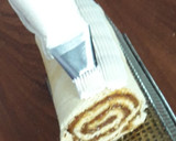 Foto del paso 7 de la receta: Pionono relleno de dulce de leche, decorado con crema chantilly