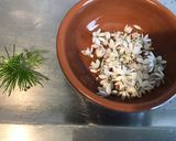 Une image de l'étape 2 de Salade de tomates sauce crème, basilic et fleurs d ail du jardin.