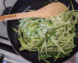 Foto del paso 1 de la receta: Tallarines de zapallo italiano con pesto💚