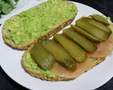 Foto del paso 4 de la receta: Sándwich de aguacate, salmón ahumado y pepinillos ♡