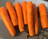 Une image de l'étape 1 de Carottes au lard, poivrons verts et raisins secs.