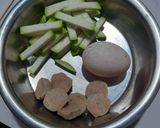 Hình bước làm 2 của món Bún gạo lứt xào trứng bò viên