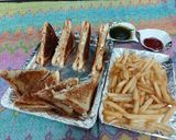 A picture of step 4 of Chicken and eggs cheese sandwiches with french fries.