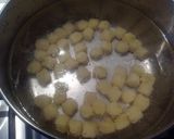 Foto del passaggio 4 della ricetta Gnocchetti di patate con gamberi argentini e pomodorini