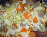Foto langkah ke 5 dari resep Sayur Sawi Putih Campur Bakso dan Wortel.