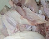 Foto langkah ke 1 dari resep Ayam Kuah Kuning Bening.