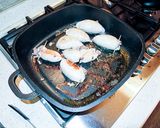 Foto del passaggio 6 della ricetta Calamari ripieni di salsiccia con salsa piccante