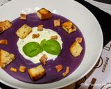 Foto del passaggio 9 della ricetta Vellutata di patate viola con salsa allo yogurt e guanciale croccante