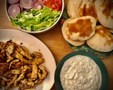 Foto del paso 10 de la receta: Cena griega: Gyros de pollo con Pan Pita y Tzatziki, Spanakopita y Ensalada Horiatiki