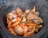 Hình bước làm 3 của món Canh kim chi thịt bò đơn giản