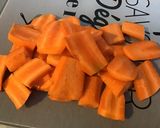 Une image de l'étape 2 de Carottes au lard, poivrons verts et raisins secs.
