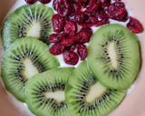 Foto del paso 4 de la receta: Smoothie bowl de yogur de canela, con kiwi fresco, cranberries y almendras remojadas