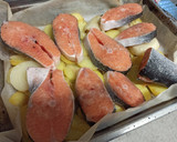 Foto del paso 3 de la receta: Salmón al horno con patata y cebolla