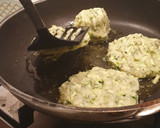 Foto del passaggio 4 della ricetta Schiacciatine di patate e zucchine senza uova