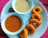 A picture of step 8 of Medu Wada with Sambhar and Coconut Chutney.