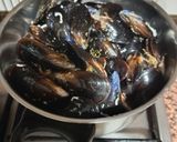 Foto del paso 1 de la receta: Mejillones a la Marinera con Tomate