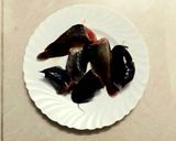 Hình bước làm 1 của món Cá trê kho thịt ba chỉ