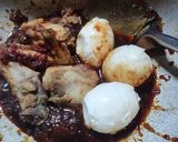 Foto langkah ke 2 dari resep Semur Ayam dan Telur Pedas Manis.
