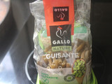 Macarrones de guisantes con atún y verduras