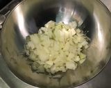 Une image de l'étape 2 de Marinade pour gibier aux cranberries, oignon, thym, vin rouge, échalotes et citron.