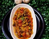 A picture of step 6 of Mushroom matar.