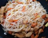 Thai cukkinis csirke rizstésztával recept fázis 3 fotója