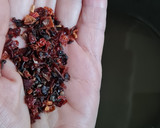 Foto del paso 1 de la receta: Bebida refrescante de jengibre fresco y cascarilla de rosa mosqueta 🍵 🫚🌹