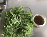 Une image de l'étape 3 de Salade de roquette aux fines herbes et sa sauce balsamique et huile de courge.