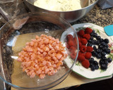 Foto del paso 2 de la receta: Postre de mascarpone con arándanos azules, frambuesas, granada y flores de hibiscus deshidratada