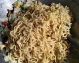Foto langkah ke 6 dari resep Bakmie Goreng Usus Ayam.