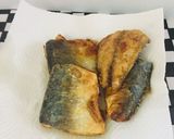 Foto del paso 2 de la receta: Pescado Frito con frijoles negros con tocino, salchicha & ensalada nutritiva fresca!