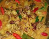 Foto langkah ke 7 dari resep Cumi Basah Kentang Santan Kuning.
