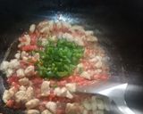 A picture of step 4 of Hara lehsan macaroni.