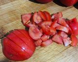 Hình bước làm 2 của món Sốt hành tây cà chua xào chay