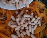 Foto del paso 3 de la receta: Salteado de alubias blancas 🌱 Ensalada tibia de porotos alubias, ajo, cebolla, zanahoria y nueces