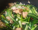 รูปขั้นตอนการทำที่ 2 ของ ผักกวางตุ้งผัดน้ำมันหอยใส่ไก่บดและเต้าหู้ปลา