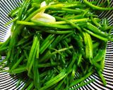 A picture of step 3 of Quick Stir-Fried Garlic Water Spinach.