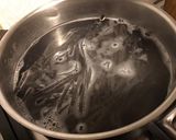 Une image de l'étape 3 de Tagliatelles noires aux têtes et pattes de calamars,échalotes,citron et persil.