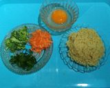 Foto langkah ke 2 dari resep Omlet mie sayur.