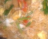 Foto langkah ke 6 dari resep Indomie goreng nyemek sehat.