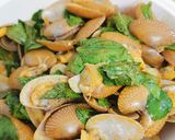 รูปขั้นตอนการทำที่ 11 ของ ผัดหอยลายน้ำพริกเผา (Thai Fried Clams with Roasted Chilli Paste)