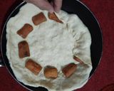 Foto langkah ke 4 dari resep Pizza pinggiran sosis Teflon Rumahan.