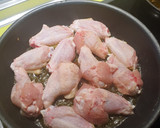 Foto del paso 3 de la receta: Alitas de pollo al ajillo con cerveza